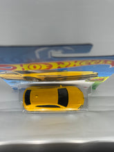Load image into Gallery viewer, Hot Wheels &#39;17 Lamborghini Urus (Yellow)
